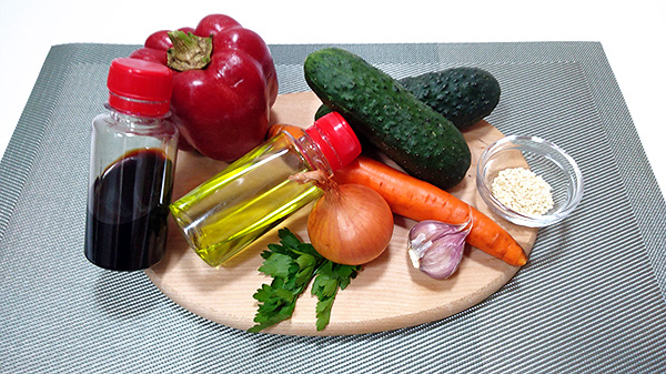 Пікантний овочевий салат з огірків, болгарського перцю, моркви, цибулі та часника