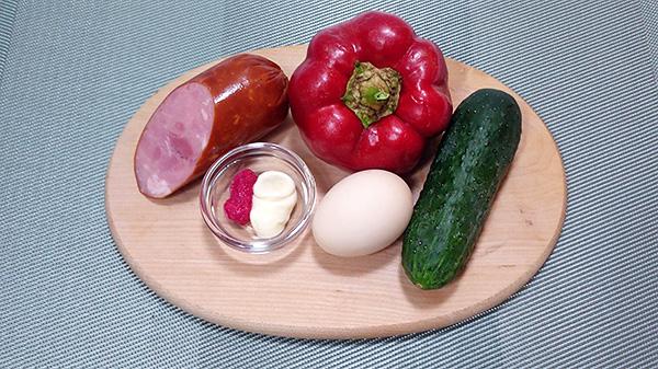 Легкий салат із огірком, солодким перцем, яйцем та ковбасою