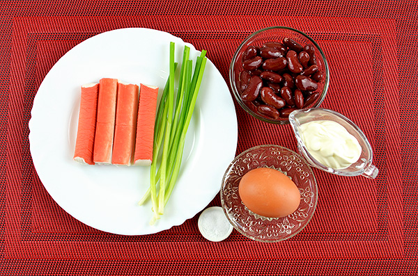Ніжний салат із червоної квасолі, крабових паличок, яєць та зеленої цибулі
