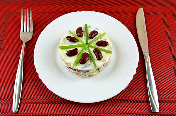 Ніжний салат із червоної квасолі, крабових паличок, яєць та зеленої цибулі