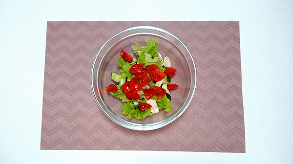 Ситний салат з курячим філе, твердим сиром, помідорами, огірком та грінками
