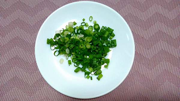 Свіжий салат із редиски, огірків, помідорів та зеленої цибулі