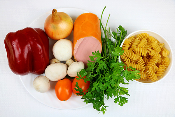 Макаронний салат з печерицями, вареною ковбасою, солодким перцем, помідорами та петрушкою