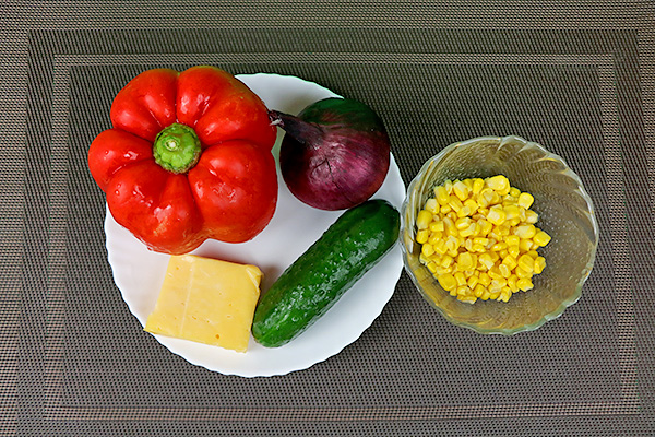 Ніжний овочевий салат із огірків, помідорів, цибулі, солодкого перцю та твердого сиру