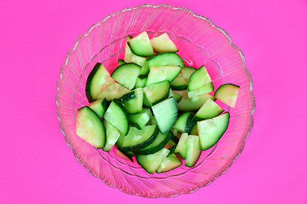 Корисний овочевий салат з авокадо, помідорів, яєць, огірка та петрушки