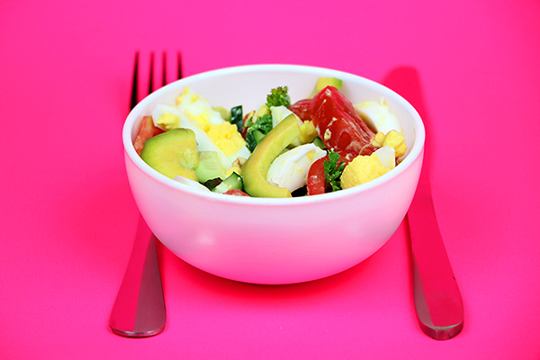 Корисний овочевий салат з авокадо, помідорів, яєць, огірка та петрушки