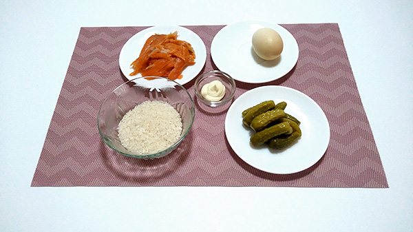 Апетитний салат із лососем, рисом, яйцем та маринованим огірком