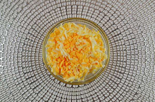 Пікантний салат з сиром чечіл, вареними яйцями, морквою, часником та майонезом