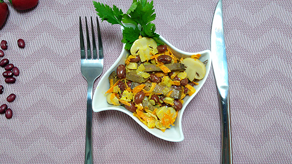 Новорічний салат з печінки, маринованих грибів, квасолі та моркви