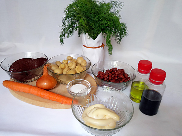 Новорічний салат з печінки, маринованих грибів, квасолі та моркви