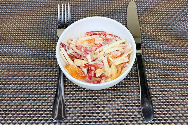 Ніжний салат з крабовими паличками, солодким перцем, твердим сиром, помідорами та майонезом
